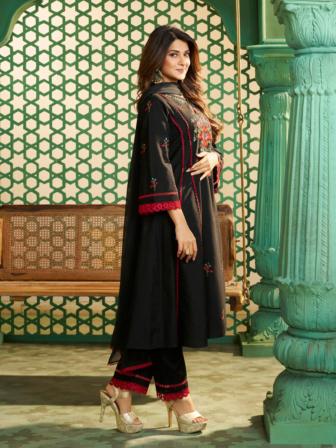 Bhama Couture Jennifer Winget Black Embroidered Kurta Set