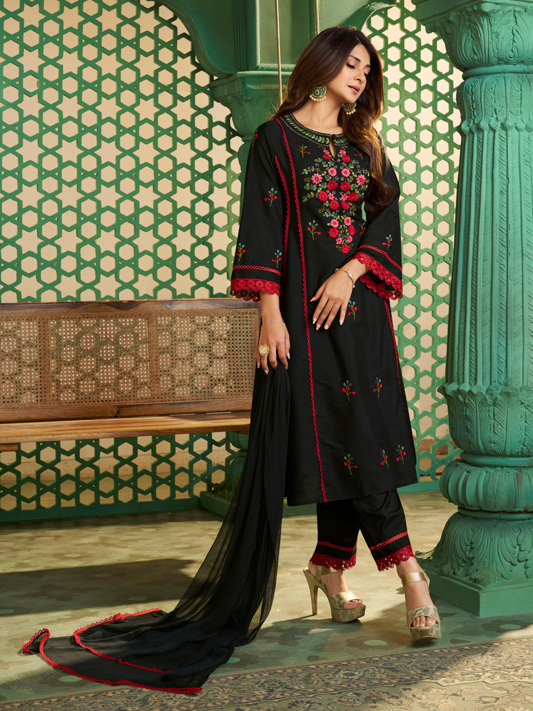 Bhama Couture Jennifer Winget Black Embroidered Kurta Set